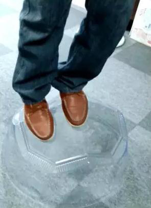 客戶在我司展廳做無(wú)電照明采光罩承重體驗(yàn) 客戶在我司展廳做無(wú)電照明采光罩承重體驗(yàn)