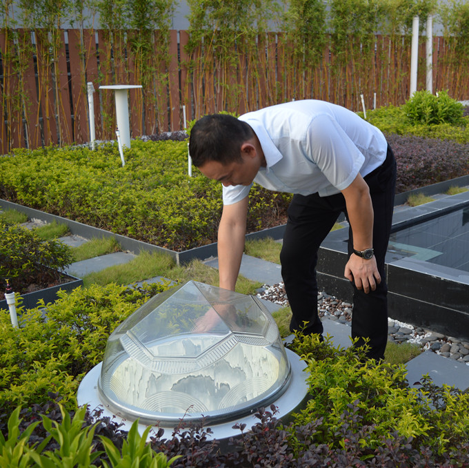 好奇的客戶(hù)在體驗(yàn)這“顆”鉆石型的導(dǎo)光管采光系統(tǒng) 好奇的客戶(hù)在體驗(yàn)這“顆”鉆石型的導(dǎo)光管采光系統(tǒng)